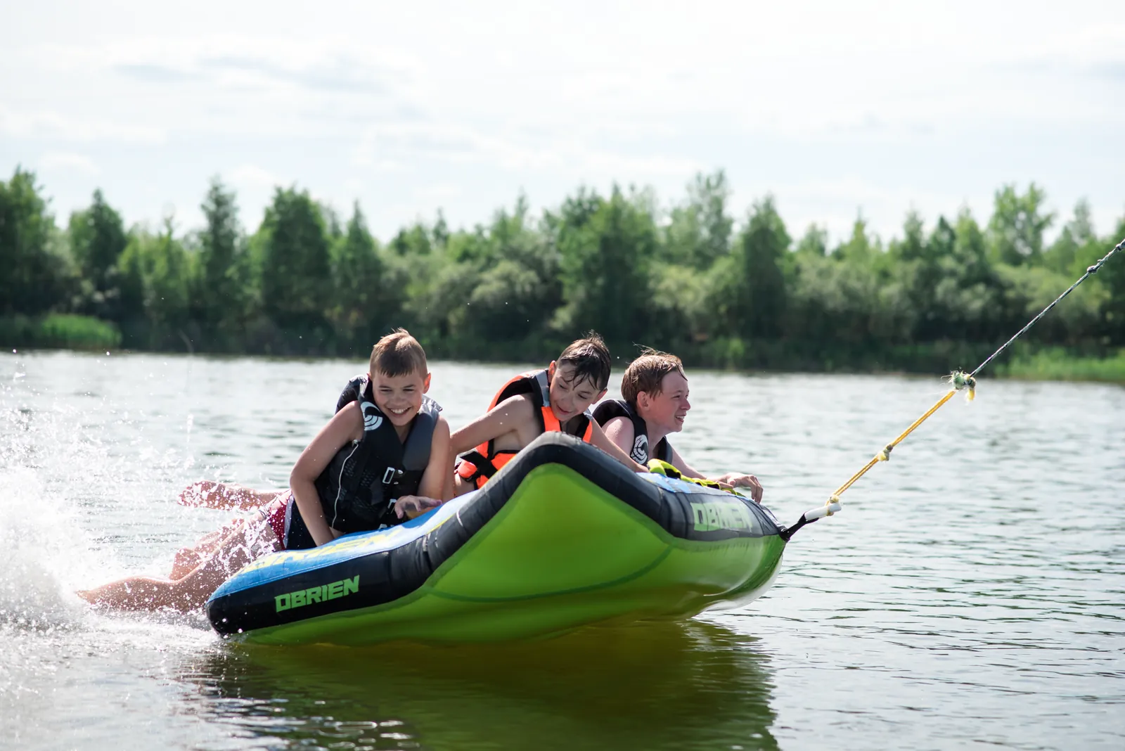 Дети и команда на воде — летняя программа RICHWOOD KIDS